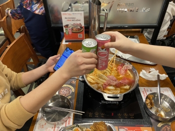 Buổi lễ kí kết hợp tác giữa công ty CP Truyền Thông VIC Việt Hàn là đại diện của hãng DongA Otsuka tại Việt Nam và đối tác Dookki Korean Topokki Buffet